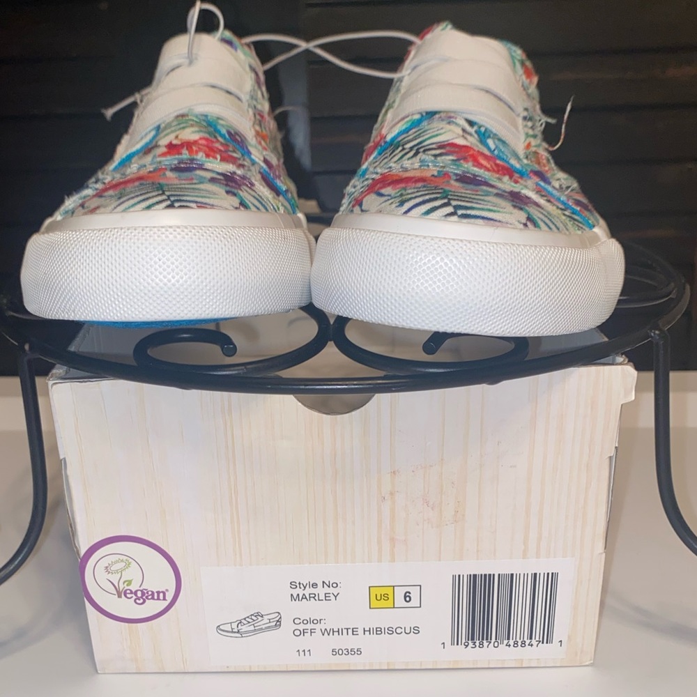 NIB Blowfish Canvas Slip On Hibiscus 6 - Picture 4 of 10
